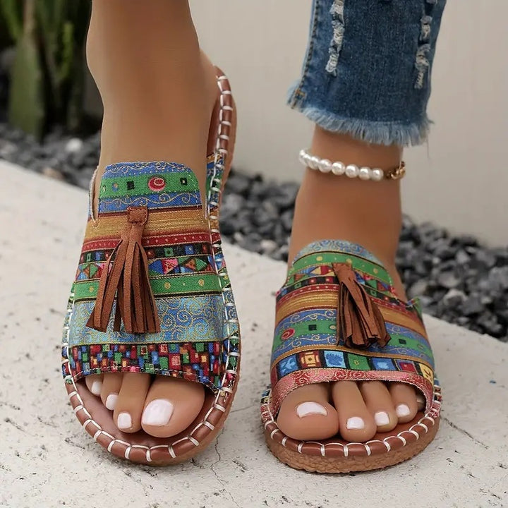 Damen Ethno-Slipper-Sandalen mit Quaste und handgenähter Ziernaht – Sorelia
