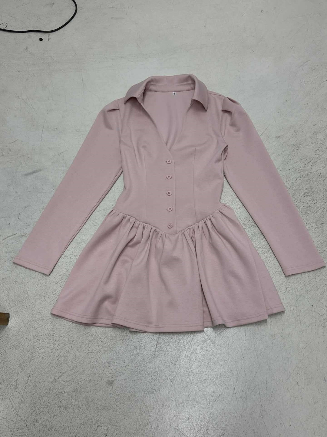 Damen Tailliertes Hemdkleid mit Korsagennaht, Knopfleiste und gerafftem Volantrock – Élara