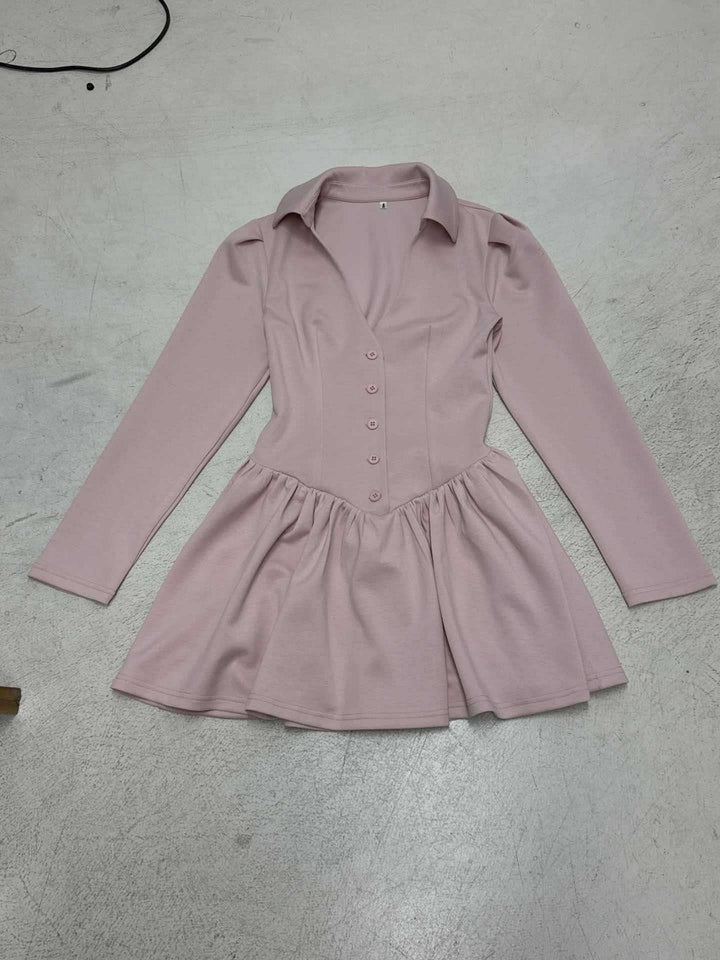 Damen Tailliertes Hemdkleid mit Korsagennaht, Knopfleiste und gerafftem Volantrock – Élara