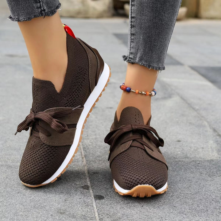 Damen nan gestrickter Slip-On Sneaker mit dekorativer Schnürung, gepolstertem Komfortfußbett und rutschfester Gummiprofilsohle Echo Archiv