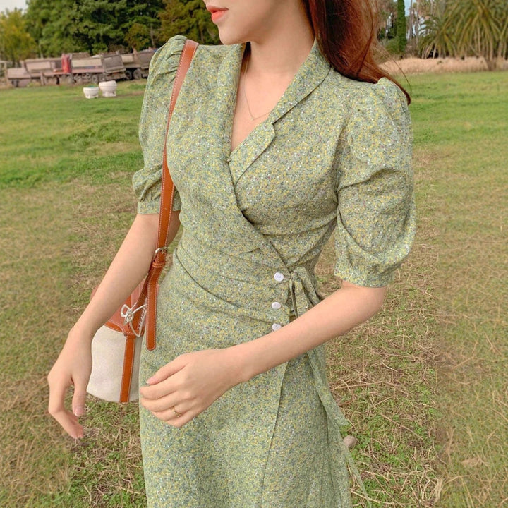 Damen Wickelkleid mit charmanten Puffärmeln und eleganten Knopfdetails Echo Archiv