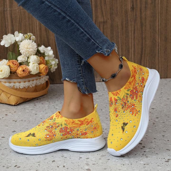 Damen Slip-On Strick-Sneaker mit elastischem Schaft, Blumenprint und Strassbesatz – Névara