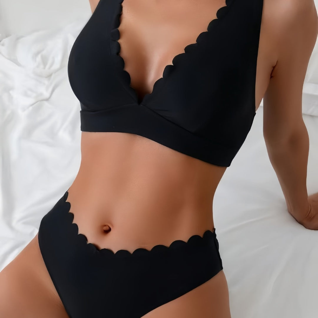 Damen Bikini-Set mit eleganten Wellenkanten und tiefem V-Ausschnitt Echo Archiv