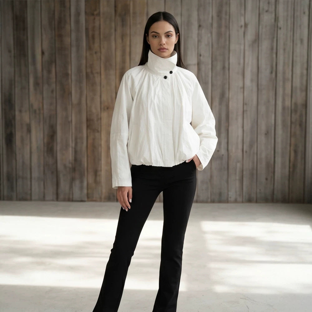 Damen Kurzjacke mit hohem Stehkragen, geraffter Schulterpartie und elastischem Saum Echoarchiv