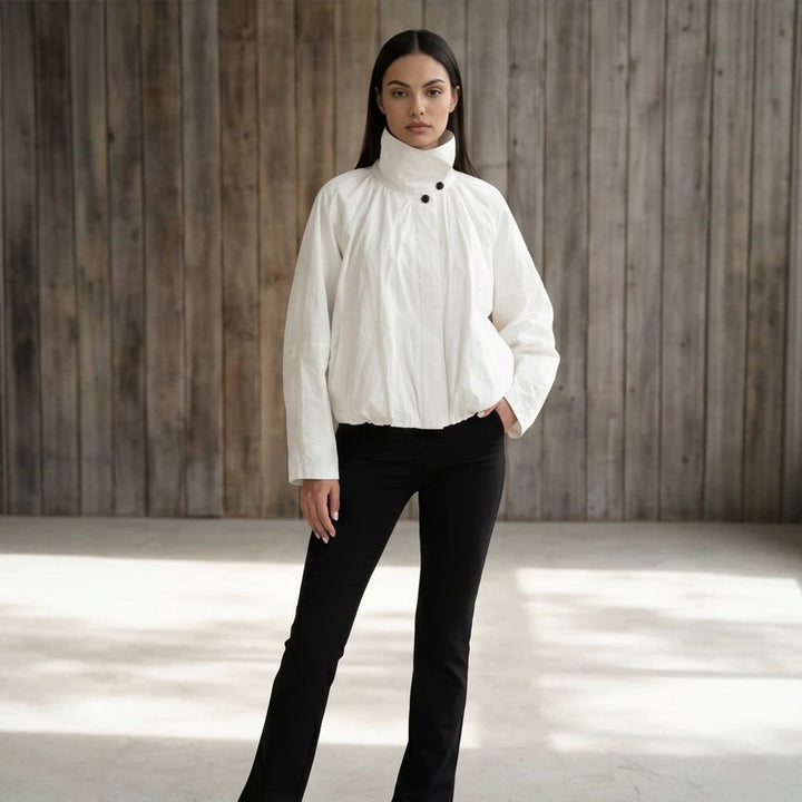 Damen Kurzjacke mit hohem Stehkragen, geraffter Schulterpartie und elastischem Saum Echoarchiv
