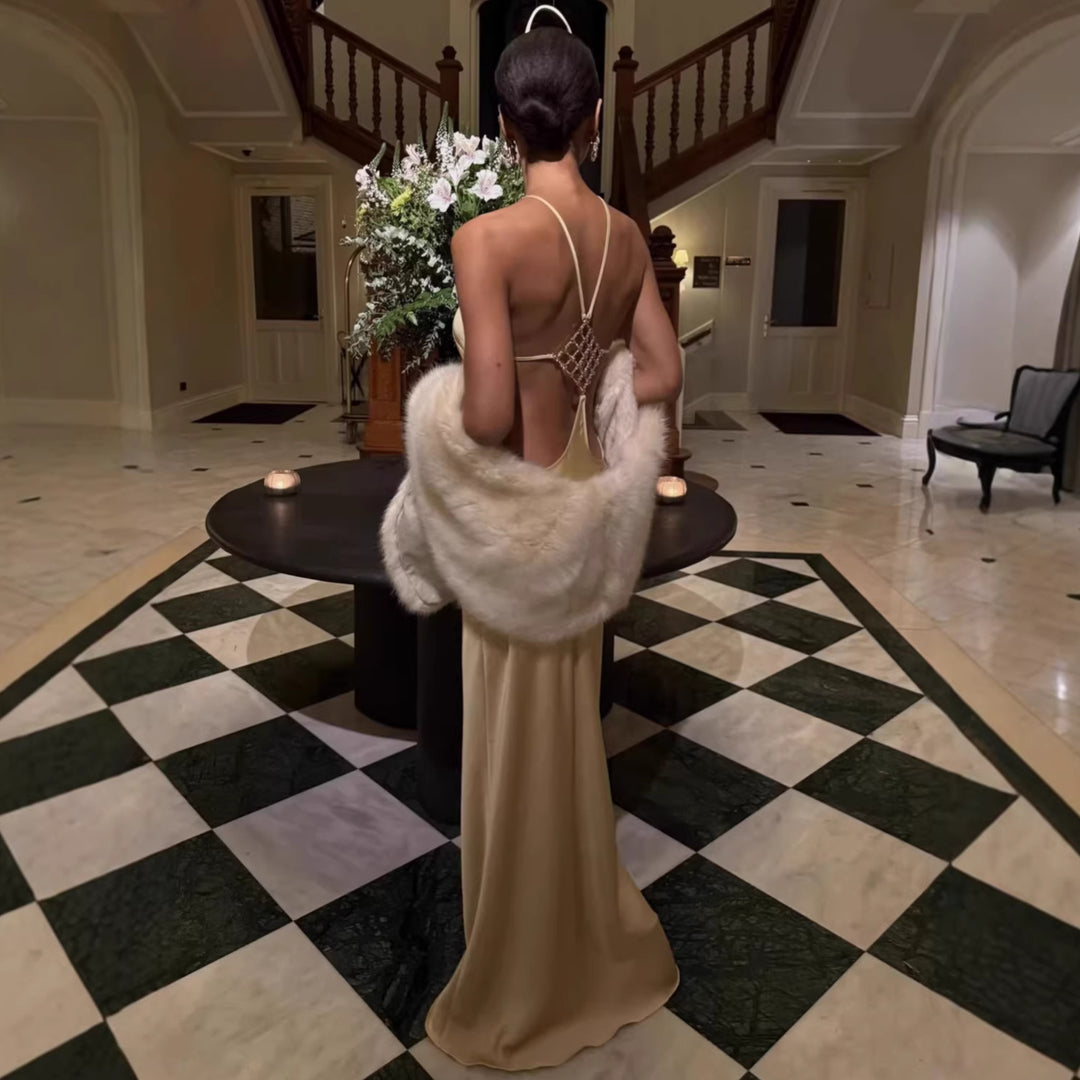 Damen elegantes Maxikleid mit raffiniertem Rückenausschnitt und schimmerndem Material Echo Archiv