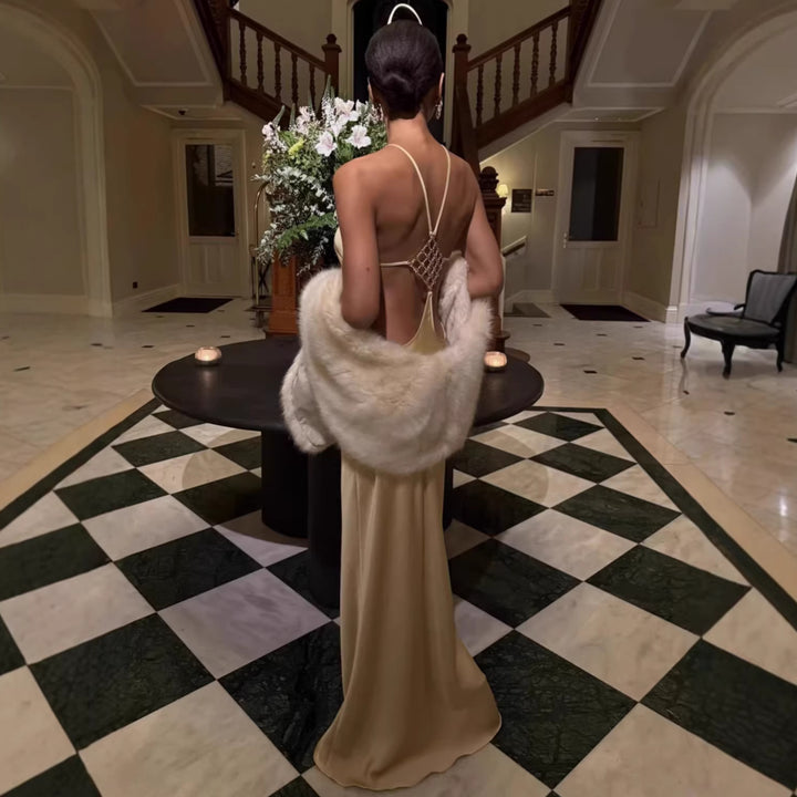 Damen elegantes Maxikleid mit raffiniertem Rückenausschnitt und schimmerndem Material Echo Archiv