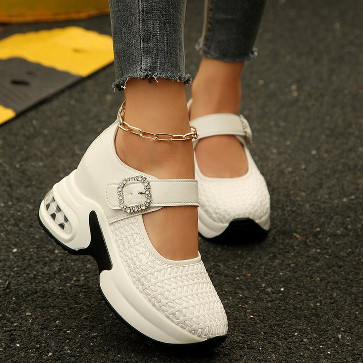 Damen Plateausneaker-Mules mit gestricktem Obermaterial, Schmuckriemen und skulpturierter Luftsohle Echoarchiv