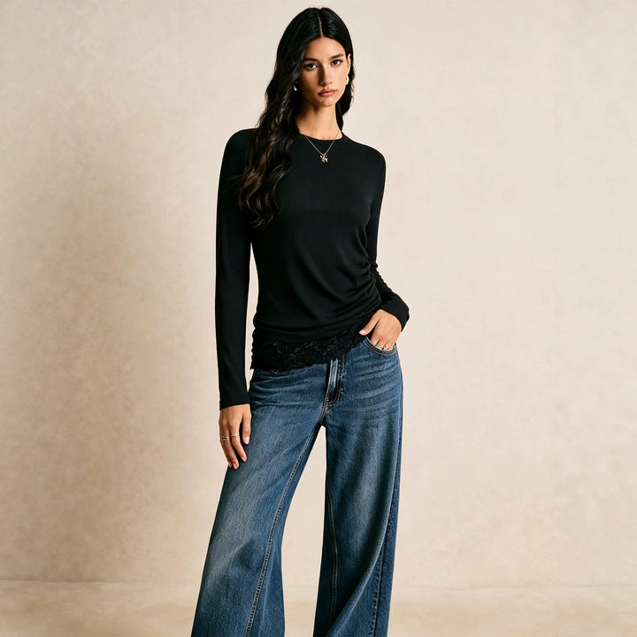 Damen figurbetontes geripptes Langarmshirt mit seitlicher Raffung und Spitzen-Saum – Avérine