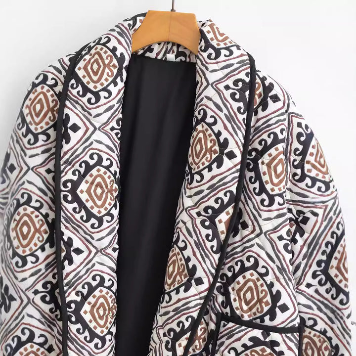Damen Gesteppte Kimono-Jacke mit Ethno-Print, Kontrastpaspel und aufgesetzten Taschen Echo Archiv