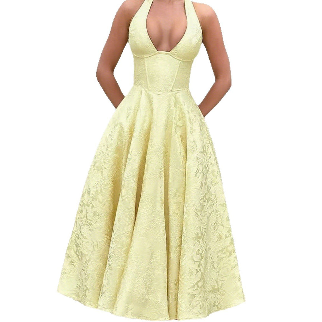 Damen Elegantes Hochzeitskleid mit schwingendem Rock und tiefem V-Ausschnitt Echo Archiv