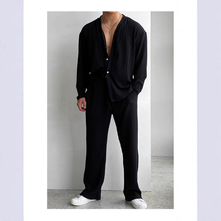 Herren lässiges Set aus gestreifter Hemdbluse und bequemen Hosen Echoarchiv