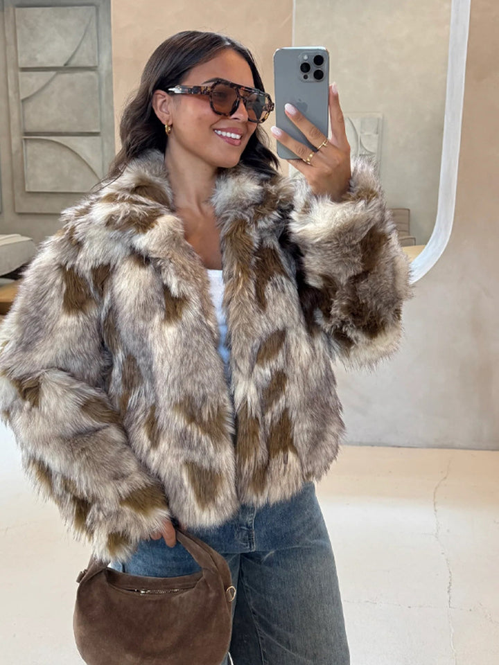Damen Boxy-Kurzjacke aus Webpelz mit natürlicher Felloptik und breitem Schalkragen Echoarchiv