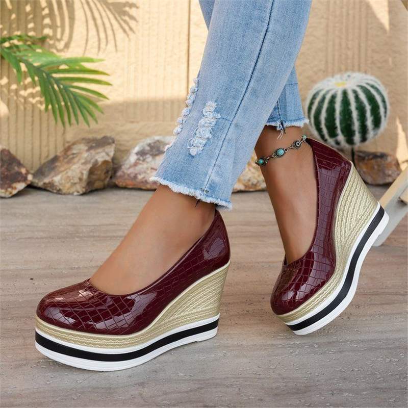 Damen Plateau-Keilpumps mit Bastkeil und Lack-Kroko-Optik Echo Archiv