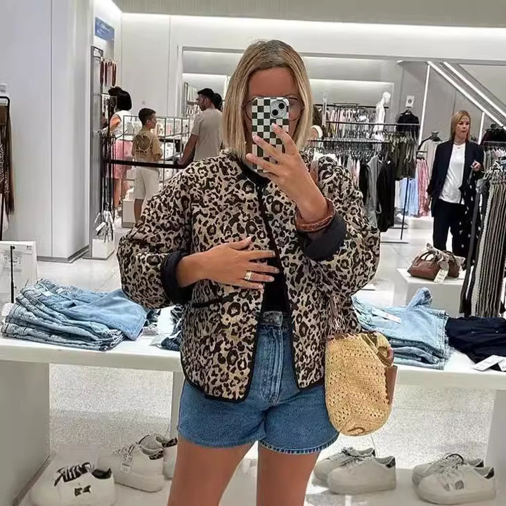 Damen 60+ gesteppte Kurzblousonjacke im Animalprint mit Rundhals und aufgesetzten Taschen Echo Archiv
