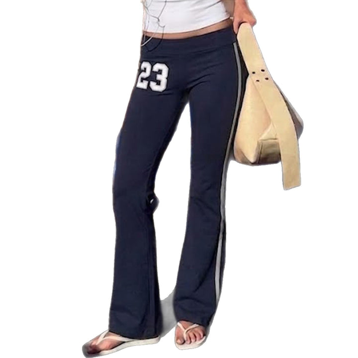 Damen Flared-Trainingshose mit Kontraststreifen und Zahl-Applikation – Avélisse