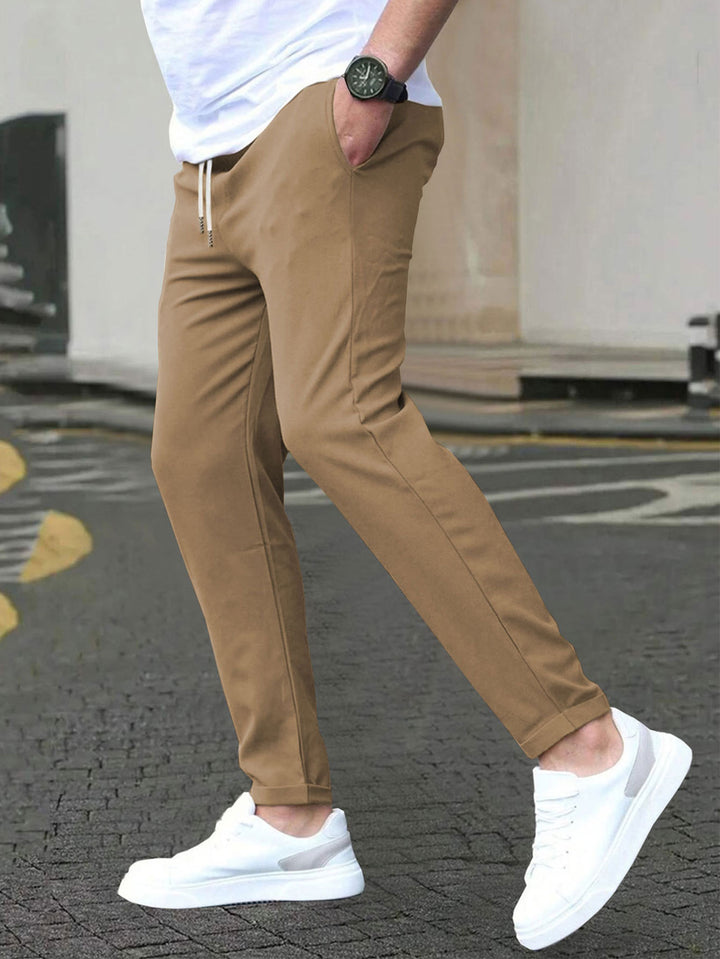 Herren Slim-Fit Jogginghose mit Kordelzug, Seitentaschen und schmalem Knöchelabschluss – Sorevano