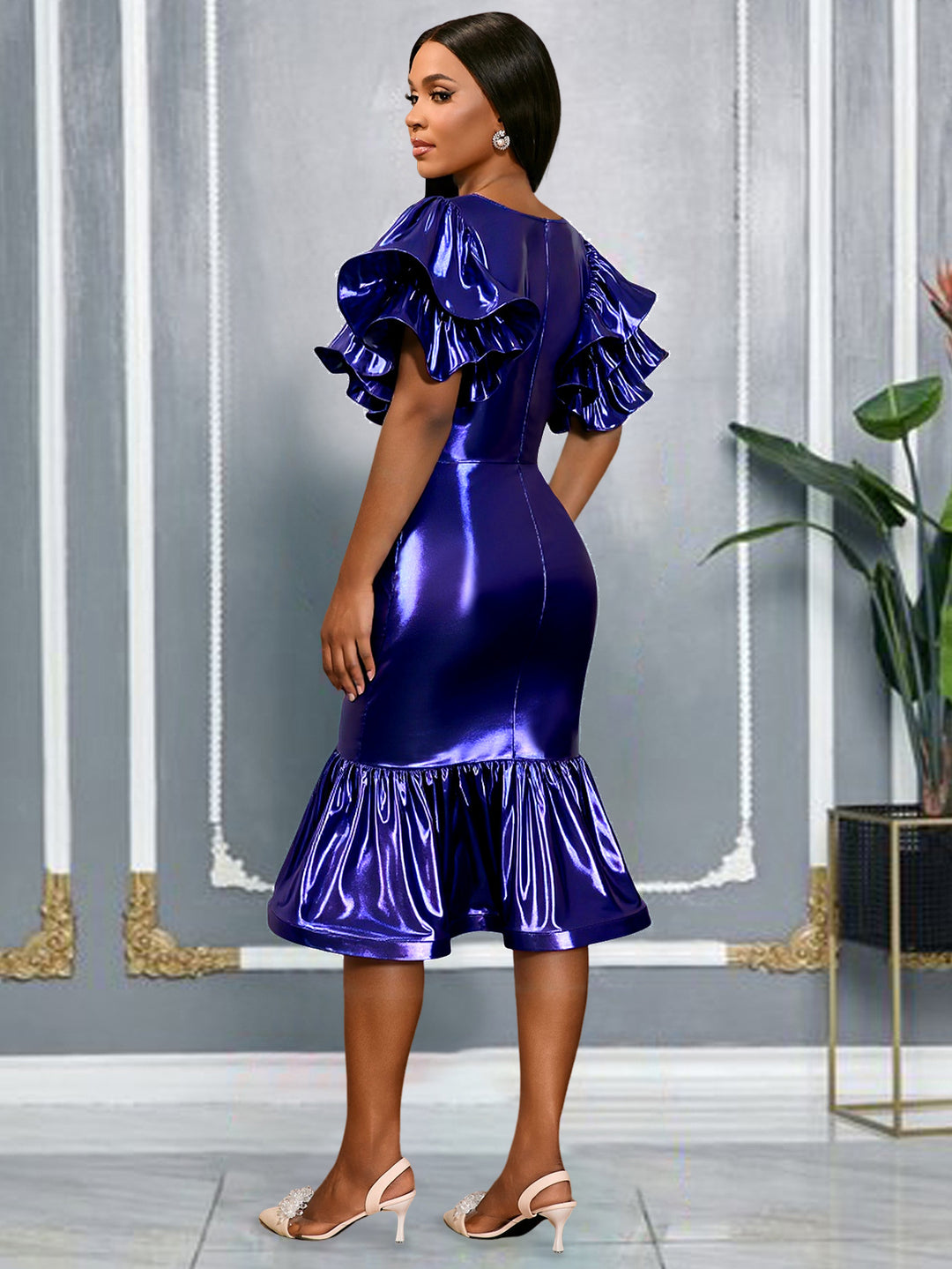 Damen Glamouröses Abendkleid mit voluminösen Rüschenschultern Echo Archiv