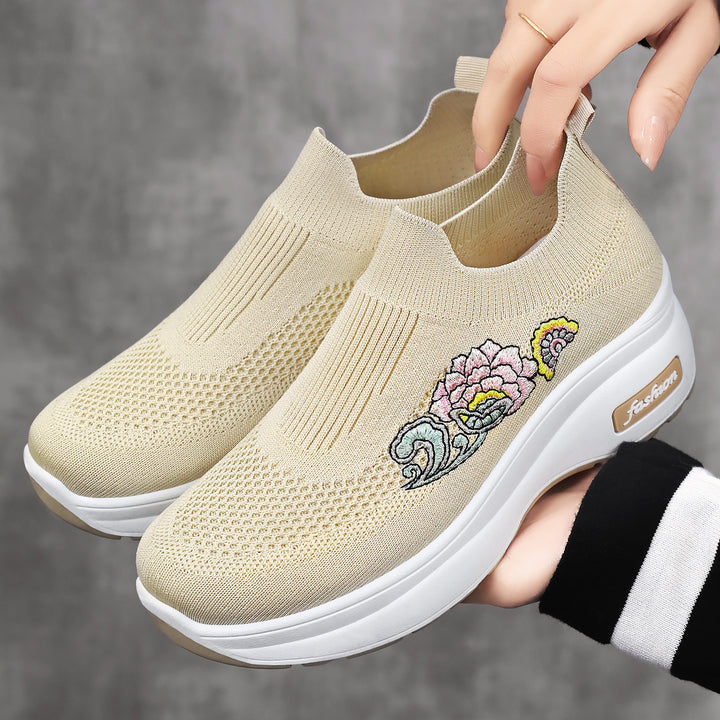 Damen nan elastischer Strick-Slipper mit aufgesticktem Blumenmotiv und stützender Keil-Laufsohle Echo Archiv