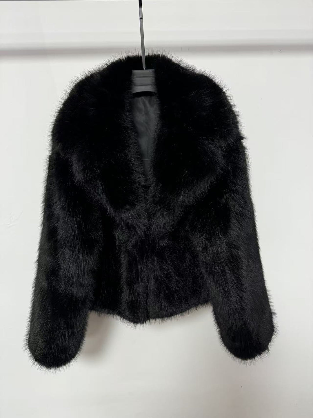 Damen Kurzblouson aus veganem Hochflor‑Kunstpelz mit extraweichem Volumen und offener Front Echo Archiv