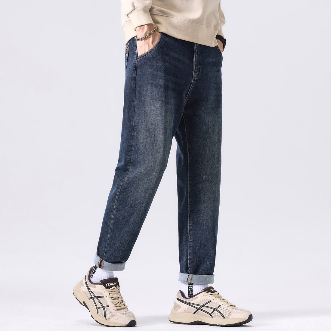 Herren Konisch geschnittene Freizeit-Jeans mit mittlerer Leibhöhe und dezenter Used-Waschung Echoarchiv