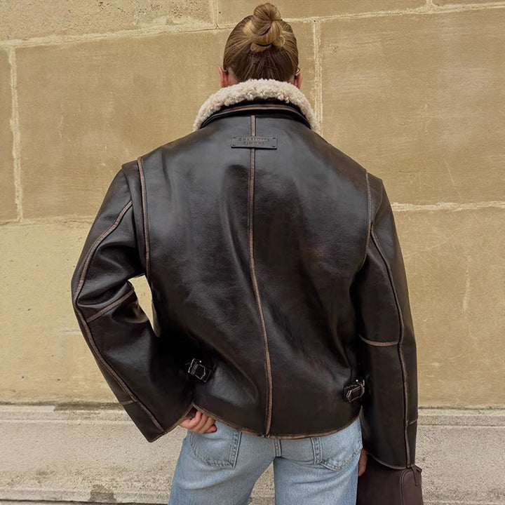 Damen Kurz geschnittene Lederimitat‑Fliegerjacke mit voluminösem Teddy‑Schalkragen und markanten Ziernähten Echoarchiv