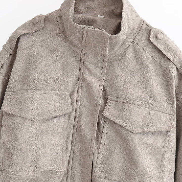 Damen Kurzblouson im Fieldstil aus Veloursleder-Optik mit Stehkragen, Schulterriegeln und breitem Rippbund Echoarchiv