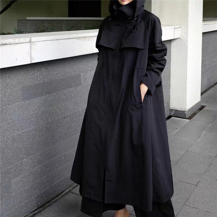 Damen Langer Oversize-Dustercoat mit Cape‑Passe, Tunnelzug‑Taillierung und hohem Stehkragen – Montévia