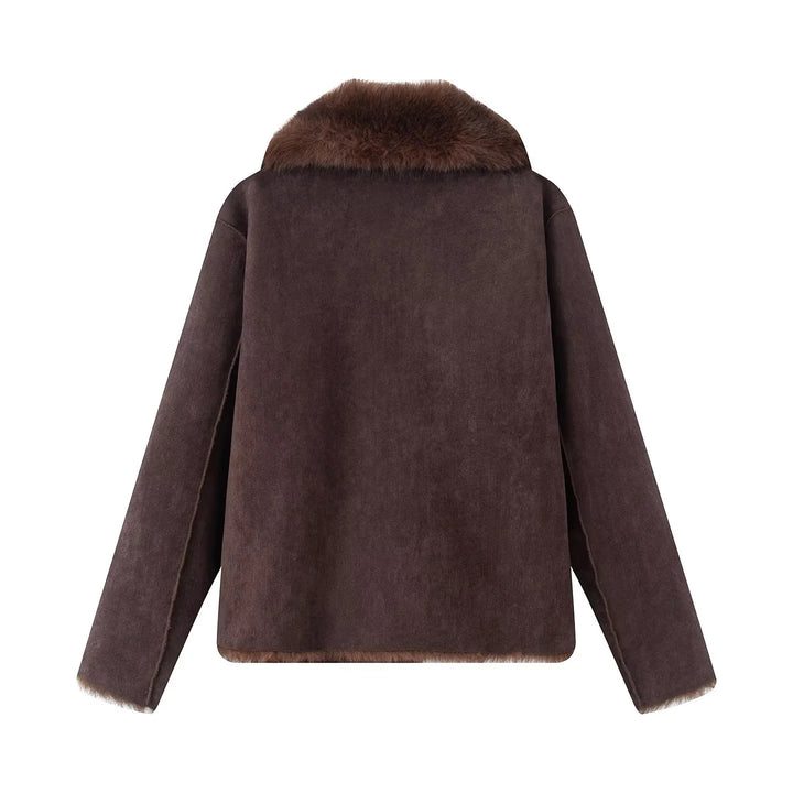 Damen kurze Lammfelloptik-Jacke mit voluminösem Schalkragen und verdeckter Knopfleiste – Célinea