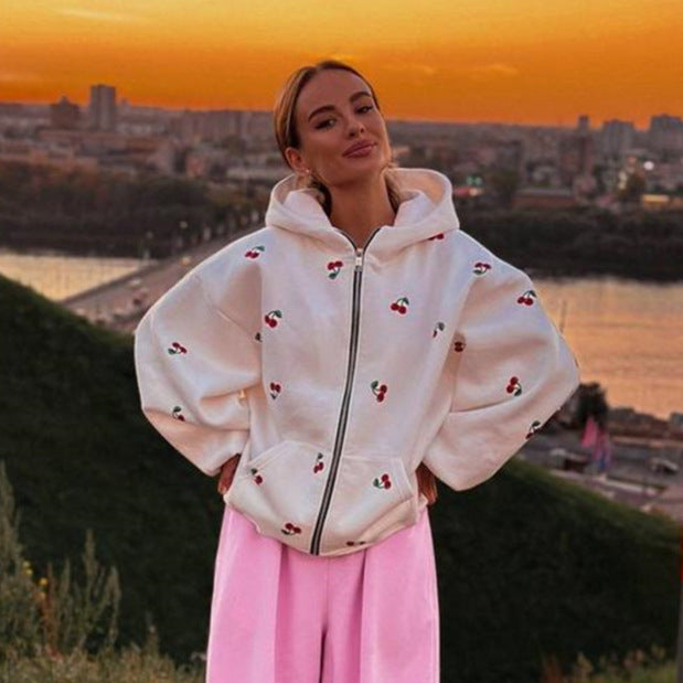 Damen verspielter Kapuzen-Zippullover mit Kirschenprint und oversized Passform – Auréline