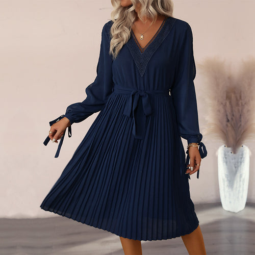 Damen Plissiertes Chiffon‑Look Midikleid mit V‑Ausschnitt und Spitzeneinsatz sowie Bindegürtel Echoarchiv