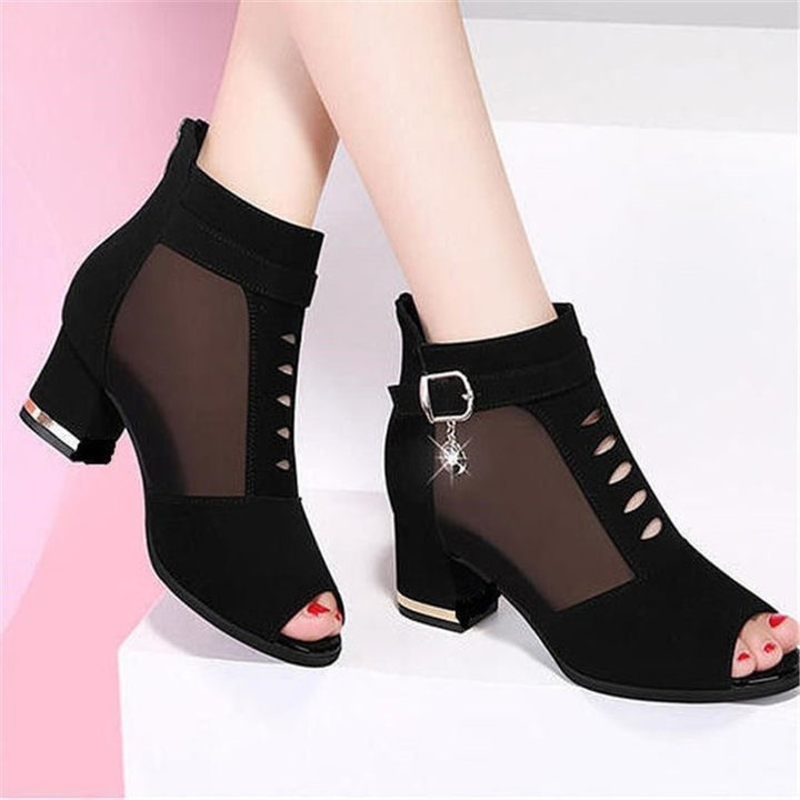 Damen nan Peep-Toe Stiefelette mit transparenten Mesh-Einsätzen, Cut-Out-Details, Zier-Schnalle und mittlerem Blockabsatz Echo Archiv