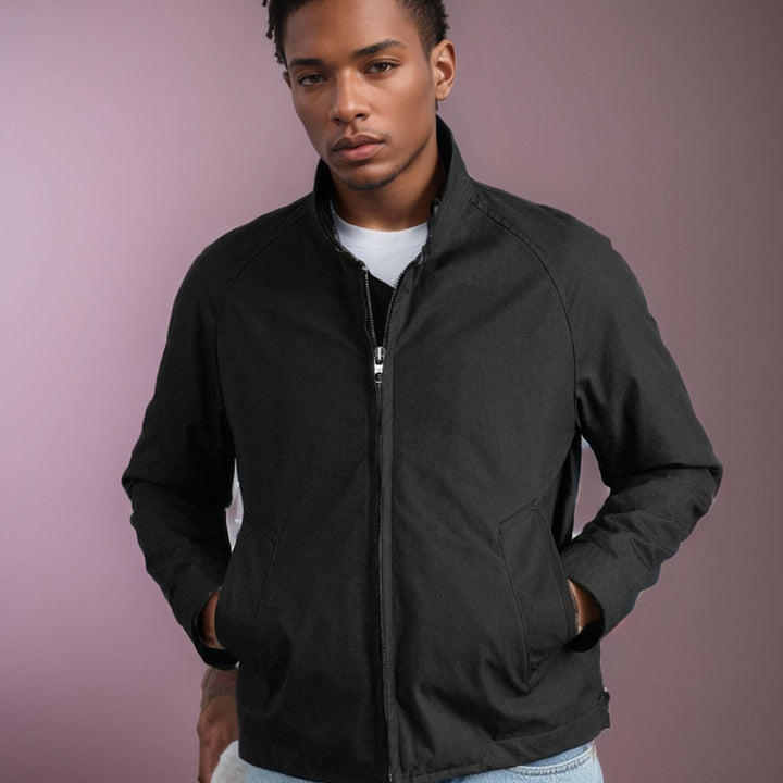 Herren elegante Steppjacke mit hohem Kragen und praktischen Taschen Echoarchiv