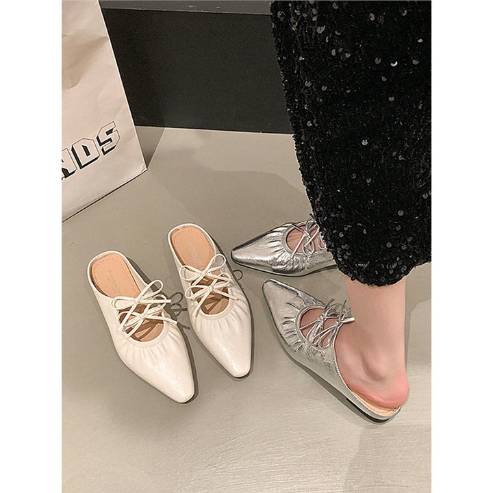 Damen Spitz zulaufende Metallic-Mules mit gerafftem Vorderblatt und Zierband‑Schnürung – Lioré