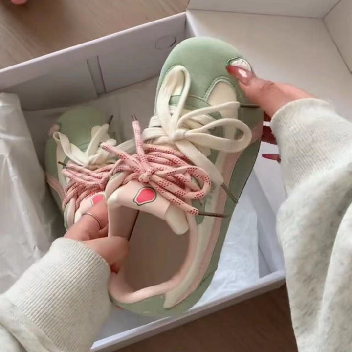 Damen Retro Pastell‑Sneaker mit Veloursoptik, gepolstertem Komfortfußbett und Herz‑Patch – Névara