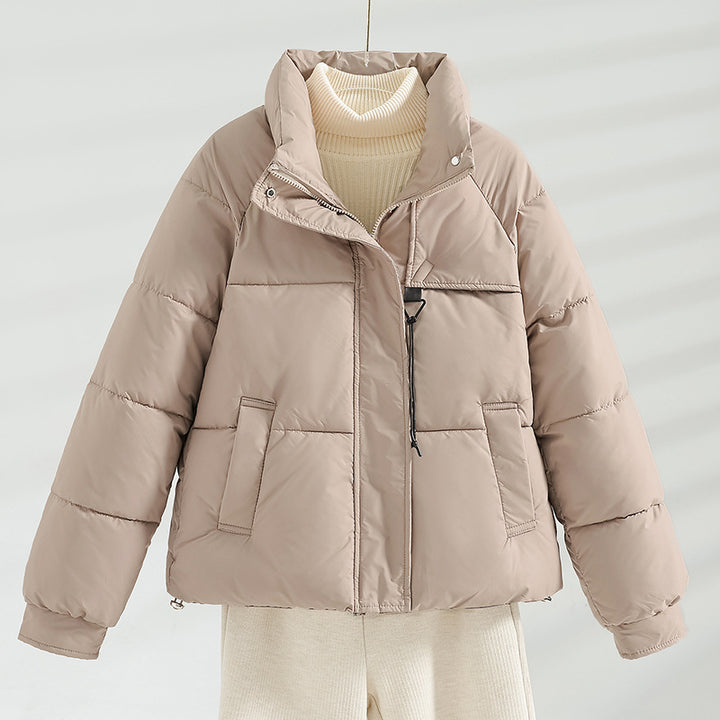 Damen kurze wattierte Boxy-Jacke mit hohem Stehkragen, Kordelbrustzug und schrägen Pattentaschen – Célinea