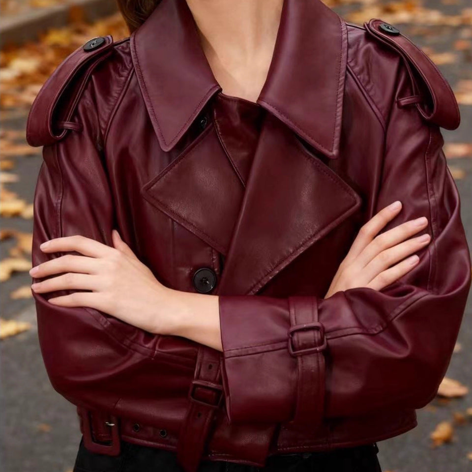 Damen nan cropped Kunstleder-Trench mit Schulterklappen, taillierendem Gürtel und verstellbaren Manschetten Echo Archiv