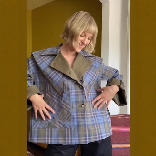 Damen Kurzjacke mit Karo-Kragen, Bindeschal und Monogramm-Tasche Echo Archiv