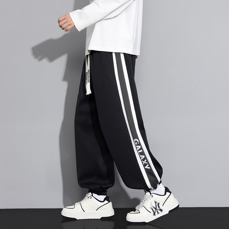 Herren Sportliche Jogginghose mit seitlichen Streifen