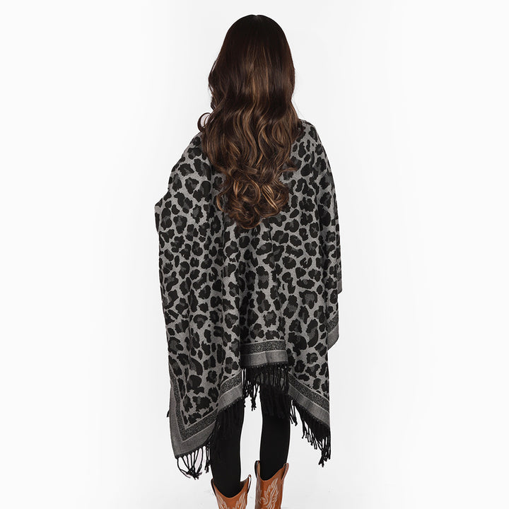 Damen Oversize‑Cape mit Jacquard‑Leomuster, offenem Fall und Fransen Echo Archiv