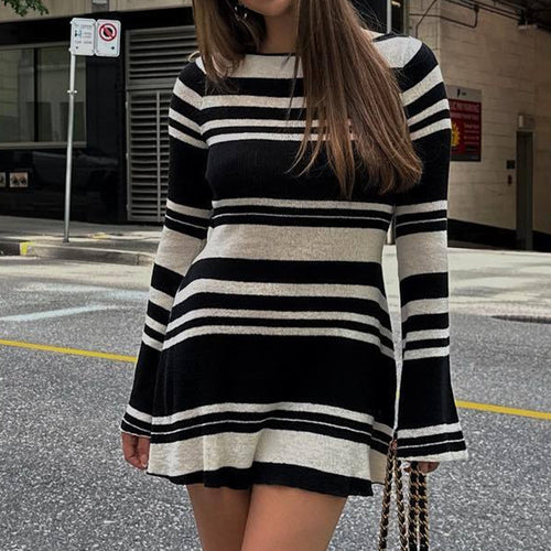 Damen trendiges Strickkleid mit lässigem Schnitt und modischen Ärmelakzenten Echo Archiv