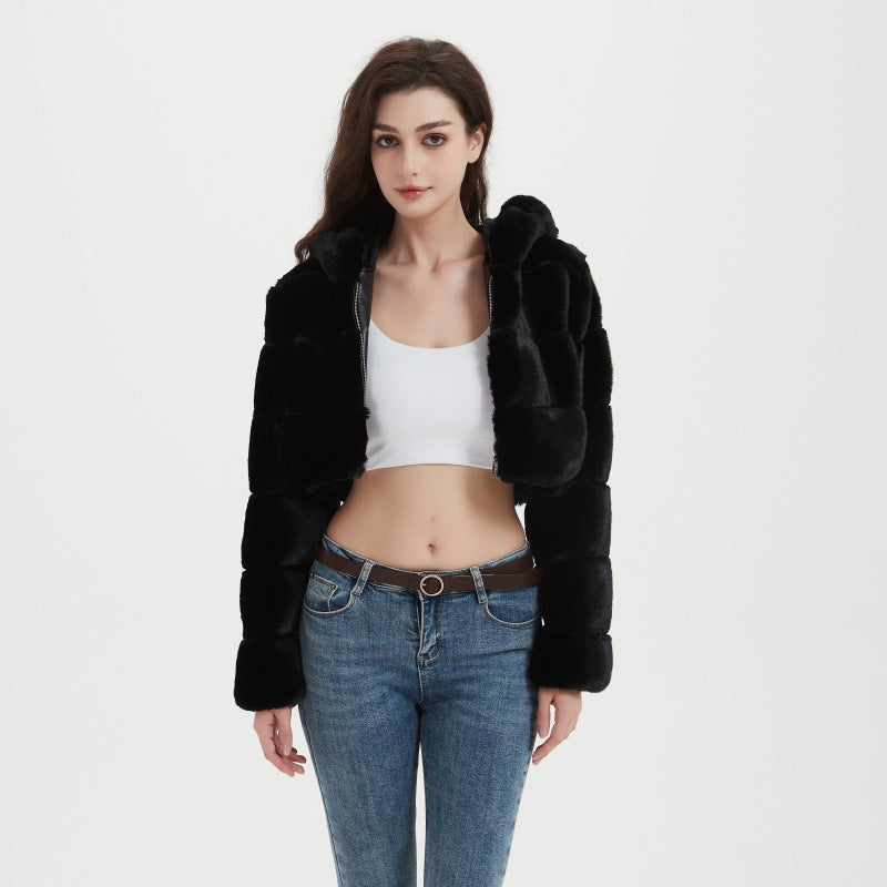 Damen Cropped Kunstpelzjacke mit gestepptem Panel‑Design und Kapuze Echo Archiv