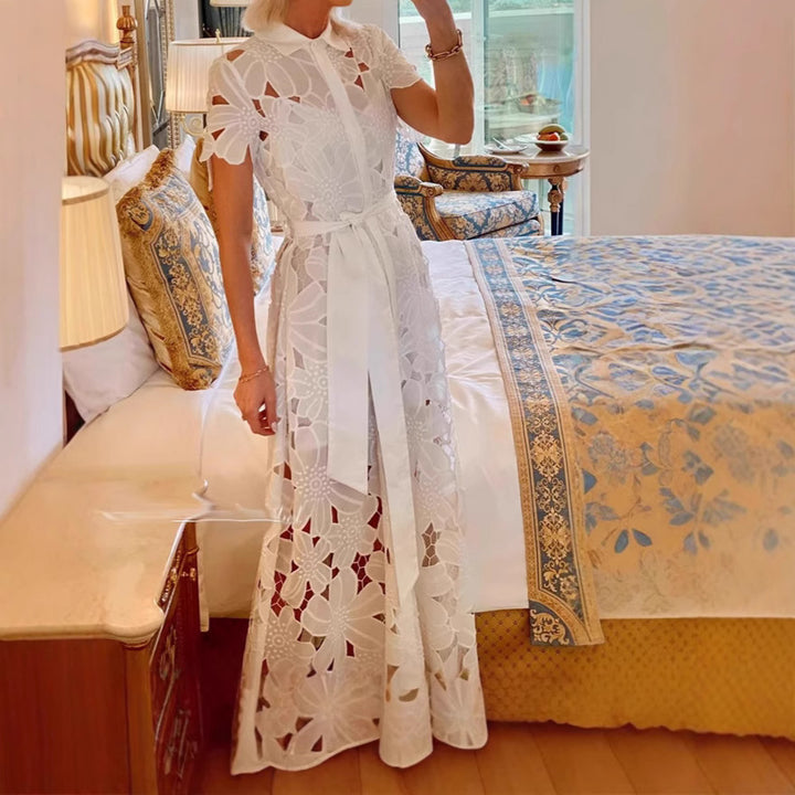 Damen nan langes Spitzenkleid mit Hemdblusenkragen, floraler ausgeschnittener Spitze und Bindegürtel Echo Archiv