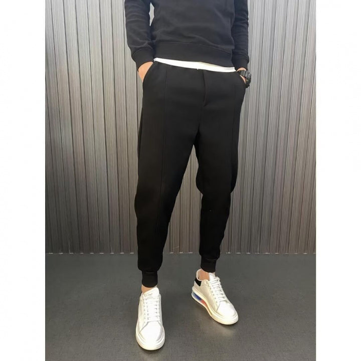 Herren Jogginghose mit tailliertem Tapered‑Schnitt, Bügelfalte und elastischen Bündchen Echoarchiv