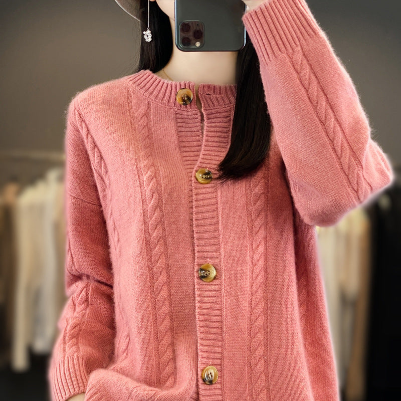 Damen Kaschmirähnlicher Zopfmuster‑Cardigan mit Rundhals und Hornoptikknöpfen Echoarchiv