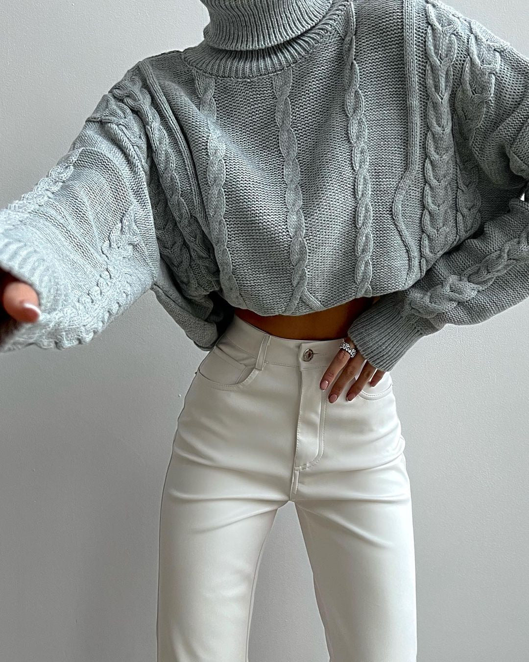Damen Grobstrick-Rollkragenpullover mit Zopfstrick-Details Echoarchiv