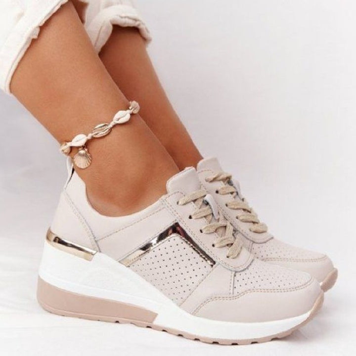 Damen Keil-Sneaker mit perforiertem Obermaterial, gepolstertem Komfortkragen und reflektierenden Metalldetails Echo Archiv