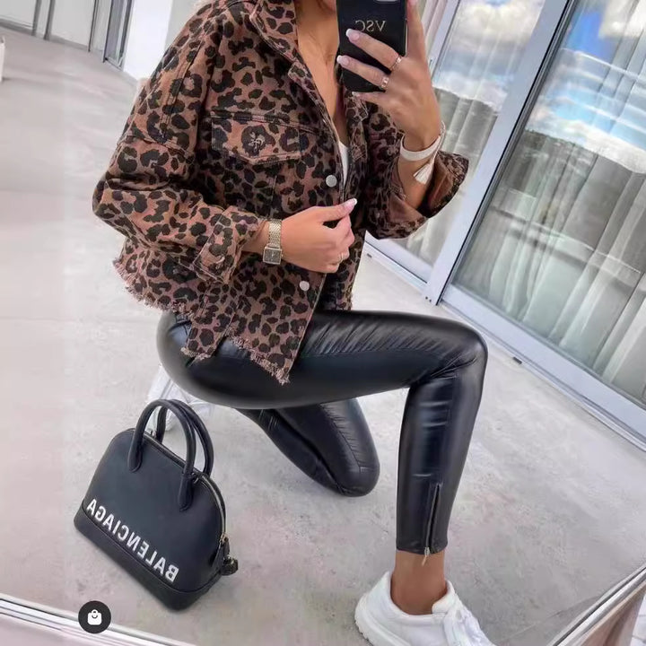 Damen nan kurze Oversize-Jeansjacke mit Leoprint, aufgesetzten Brusttaschen und rohem Saum Echo Archiv