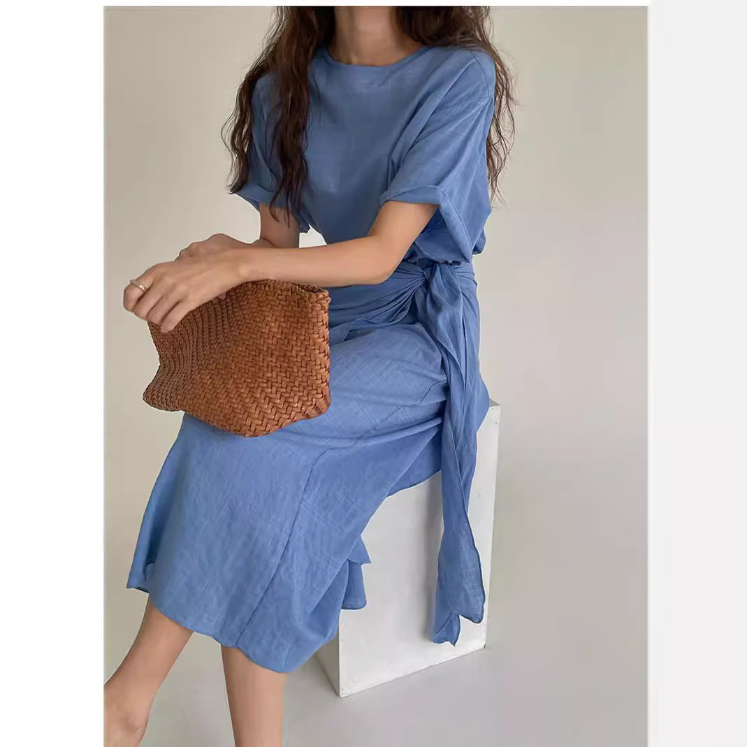 Damen Midi-Kleid mit seitlicher Knotendrapierung, überschnittener Kurzarm und gerader Silhouette – Élara
