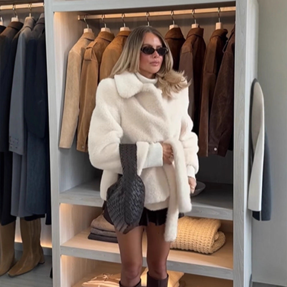 Damen Kurzjacke aus Teddy-Fauxfur mit Oversize-Kragen und Eingrifftaschen Echoarchiv